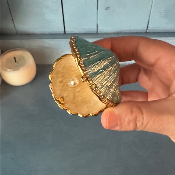 Other - Gold and Cream Clamshell Jewelry Box
